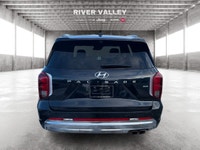 NAVIGATION, PARKING DISTANCE SENSORS, HEATED SEATS, SUNROOF, REMOTE STARTER Seeking an all-weather a... (image 3)