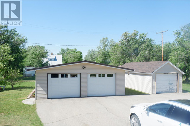 10 3rd AVENUE SE Willow Bunch, Saskatchewan in Houses for Sale in Moose Jaw - Image 2