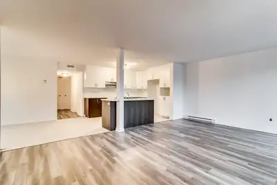 Découvrez ce triplex moderne situé au 134 rue Katimavik, dans un immeuble récent de 17 unités. Offra...