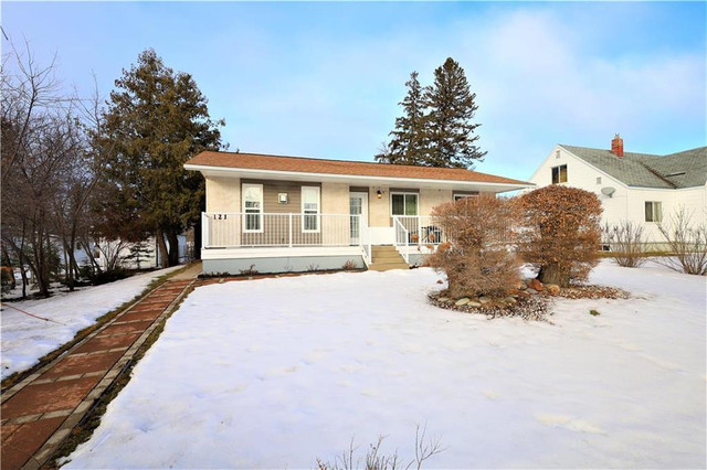 121 Dominion Street Emerson, Manitoba in Houses for Sale in Winnipeg - Image 2