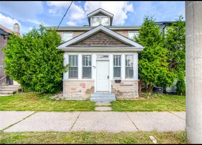 Bright Upper Level 3 Bedroom Apartment in Cambridge! (Upper)