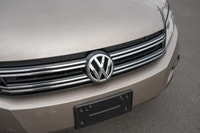 Navigate every road with confidence in this sophisticated 2015 Volkswagen Tiguan Comfortline. Engine... (image 9)