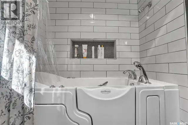 704 Leeville DRIVE Assiniboia, Saskatchewan in Houses for Sale in Moose Jaw - Image 25