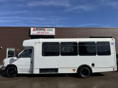 2016 Ford E-450 18 Passenger With Wheelchair Lift 6.8L V10 209,237 KM RWD DRW Cruise Control, Fabric...