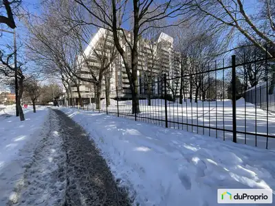 ***Aucune sollicitation de courtiers ou vendeurs*** Superbe condo au style CONTEMPORAIN ENTIÈREMENT...