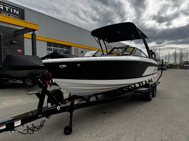 2025 Cobalt Boats CS23 Surf in Powerboats & Motorboats in Saskatoon - Image 3