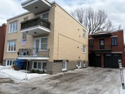 418-655-8281 À voir au 35 rue Bourdon, très beau 4 1/2 situé au 2e et dernier étage avec belle grand...