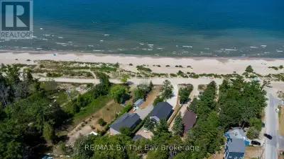 "New Wasaga Beach"; where you can enjoy beautiful views of Georgian Bay every day. 3 bedrooms and 2...