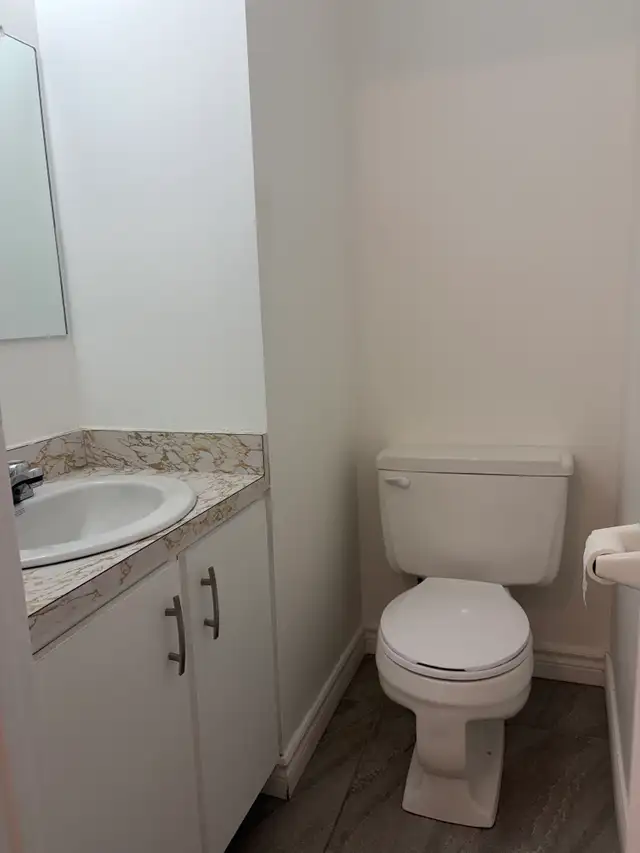 Superbe 4 1/2, rue Pie-X Lévis, sur 2 étage, LIBRE in Long Term Rentals in Lévis - Image 11