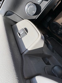 CAN LEASE!! RARE 2017 GMC SAVANA 3500 16' CUBE VAN , RAMP, Bright White Exterior With Grey Cloth Hig... (image 6)