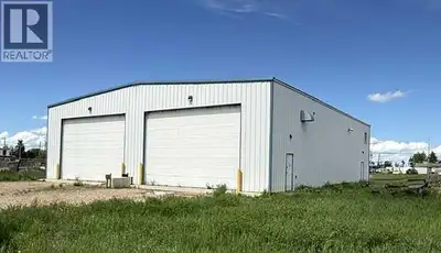 Large Light Industrial 5280 square foot shop in Vemilion. Built in 2014. This 66x80 shop is steel fr...