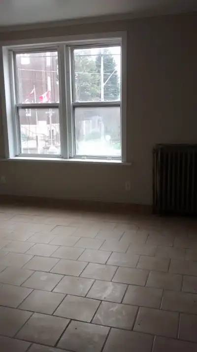 3 BEDROOM UNIT AVAILABLE FOR RENT NEAR SCHOOLS AND BUS STOPS. WALK UP BUILDING NO ELEVATORS. LARGE U...