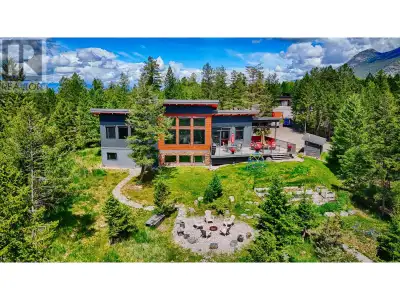 A mountain lovers dream; this property features stunning views from every room! Built to the highest...