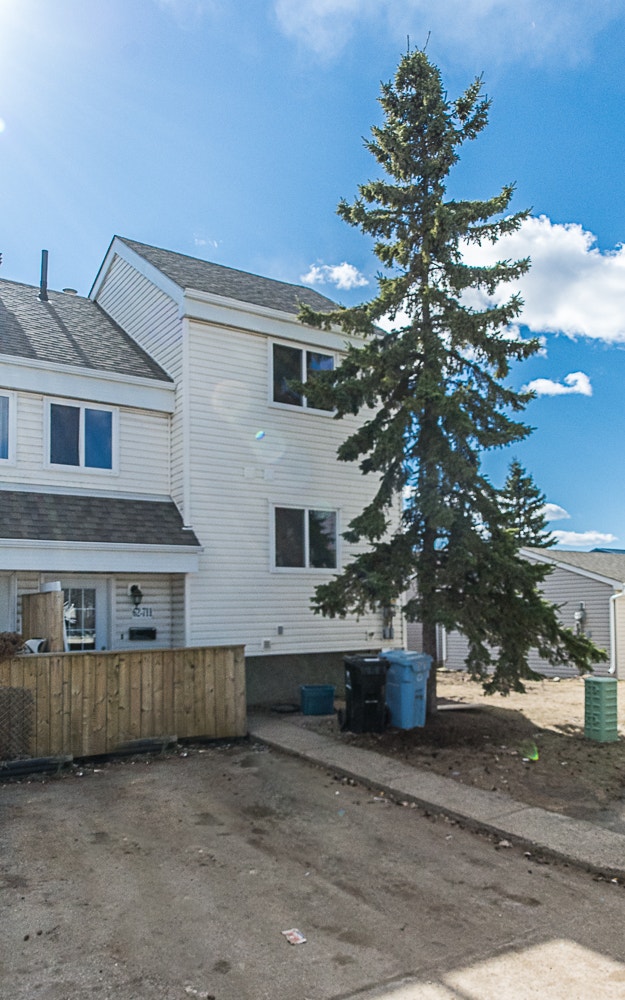 62711 Beacon Hill 4 bed 1.5 bath townhouse fenced yard Long Term