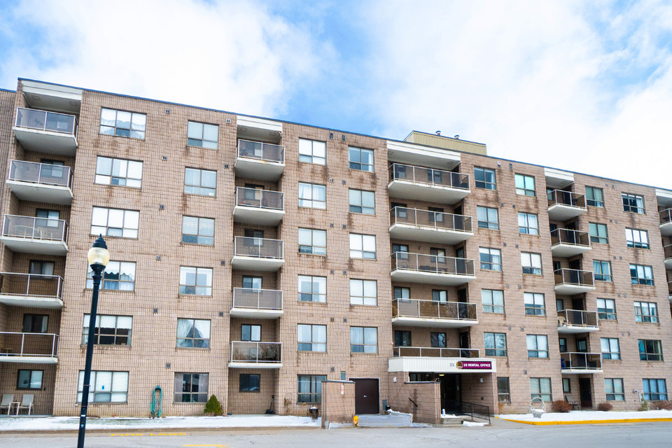 Lindsay and Parker Towers Apartments - 3 Bdrm available at 45 Br in Long Term Rentals in Oakville / Halton Region