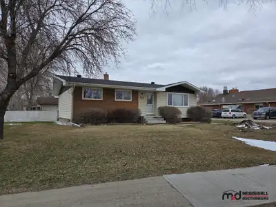 2844 6th Ave North Regina, SK - House for Removal Unreserved Pick up location: 2844 6th Avenue North...