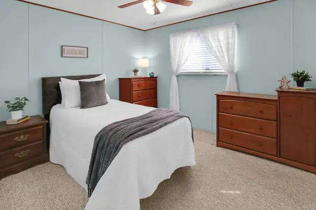 SPACIOUS BUNGALOW W/SERENE VIEWS - 3 BED, 2 BATH in Houses for Sale in Hamilton - Image 8