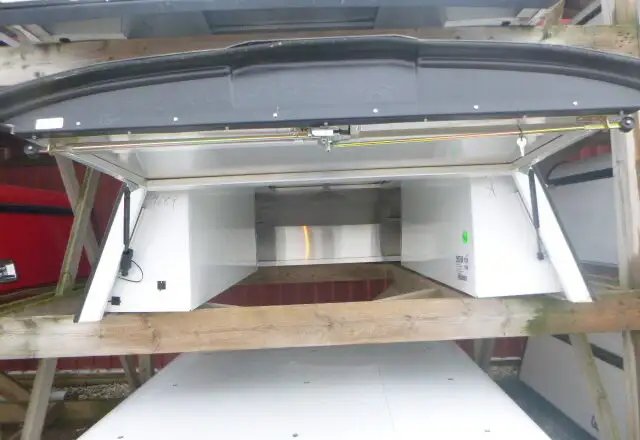 2024 - 2026 Chevrolet Silverado 5'8 EV White Leer Contractor Cap in Other Parts & Accessories in Kitchener / Waterloo - Image 3