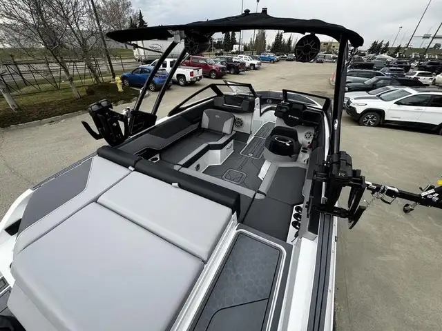 2025 Cobalt Boats CS23 Surf in Powerboats & Motorboats in Saskatoon - Image 8