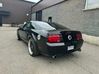 Mustang GT en condition impeccable, 86 000 km, intérieur en cuir rouge, transmission manuelle 5 vite... (image 7)