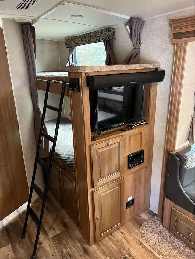 2017 FOREST RIVER FLAGSTAFF MICRO LITE 25BHS-FINANCE AVAILABLE!  in Cargo & Utility Trailers in Winnipeg - Image 16