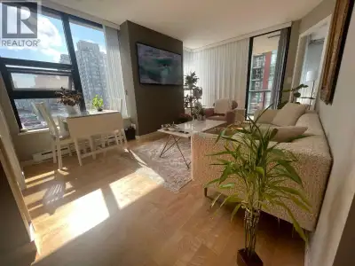 Live in style in this stunning 900 Sqft corner suite located in the highly sought-after Yaletown Par...