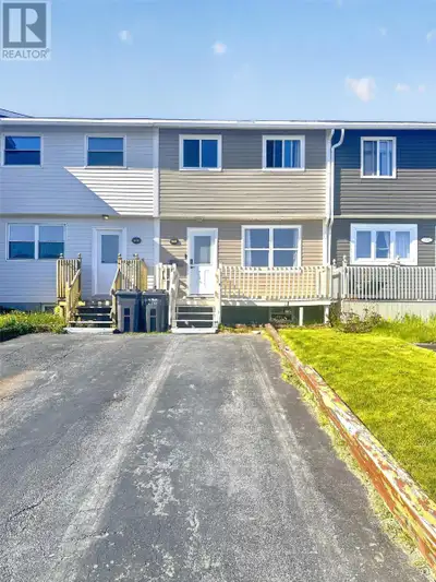 Great starter home or ideal for anyone looking to downsize. This well-kept, 3 level, 3-bedroom townh...