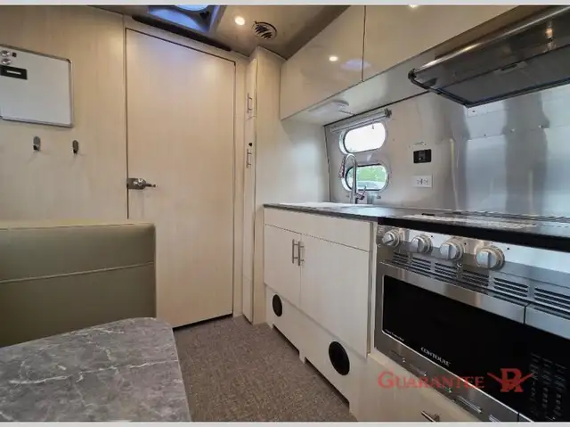 2022 Airstream Flying Cloud 23FB in Travel Trailers & Campers in Calgary - Image 21