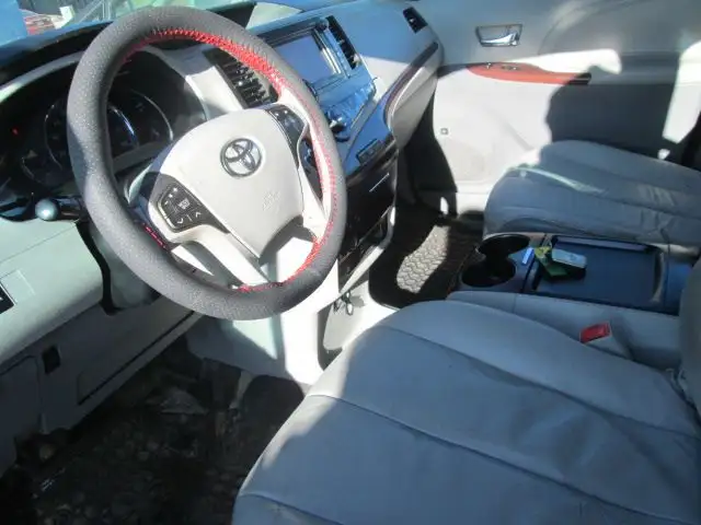 2011 Toyota Sienna Limited AWD in Cars & Trucks in City of Montréal - Image 35