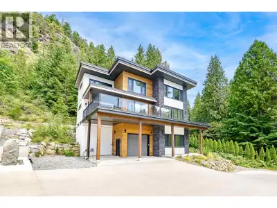 Brand new executive home built by award winning Innovation Building Group! Excellent location, withi...