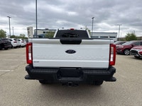 This Ford Super Duty F-350 SRW delivers a Intercooled Turbo Diesel V-8 6.7 L/406 engine powering thi... (image 5)
