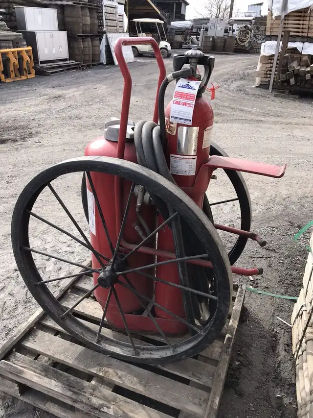 Extincteur antique in Other in Drummondville - Image 3