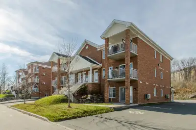 Disponible pour le immédiatement Grand 3 ½ au 1er étage (en rez-de-jardin) dans un immeuble de 8 log...