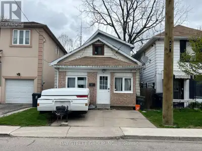 Perfect for first-time buyers, this beautifully renovated fully detached home in Toronto's growing l...