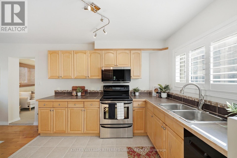569 Masson Street Oshawa (O'Neill), Ontario, photo 4 of 40