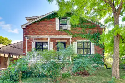 Charmant duplex à vendre situé à Montréal-Nord, offrant un espace de vie bien entretenu avec une arc...