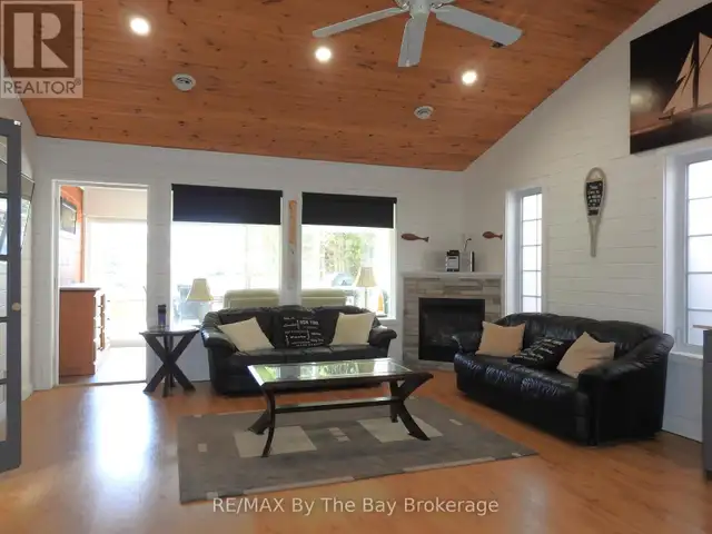 11 CABIN CRESCENT Wasaga Beach, Ontario in Houses for Sale in Oakville / Halton Region - Image 5