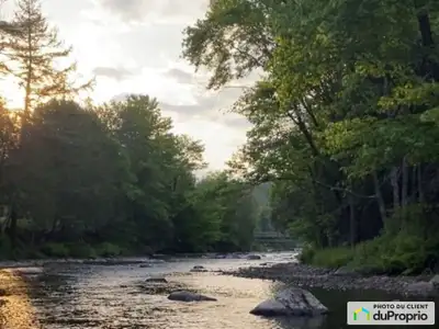 BORD DE L'EAU / DOMAINE RIVERDALE Nouveau et exclusif Situé à Sainte-Adèle dans l'un des quartiers l...