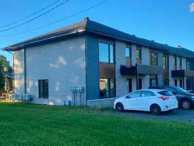4 1/2 sur 2 étages, construction 2021, logement du coin, 2 parkings, petit terrain privé à l'extérie...