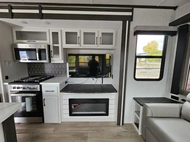2026 CrossRoads RV Hampton 372FDB in Travel Trailers & Campers in Kelowna - Image 13