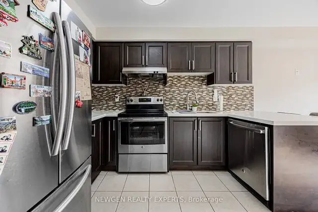 Beautiful Townhouse with Finished Basement! in Houses for Sale in Oshawa / Durham Region - Image 11