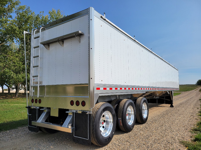 New Berg 2025 Aluminum 2 Hopper Tridem Grain Trailer in Heavy Trucks in Red Deer - Image 2