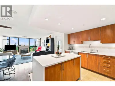 PANORAMIC VIEWS! Spacious 2 Bed+Den, 2 Bath offers one of the best floor plans in the building, with...