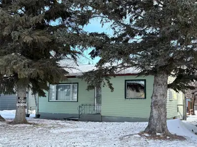 R31//Ethelbert/Charming Bungalow in the Heart of EthelbertWelcome to this well-maintained 992 sq. ft...