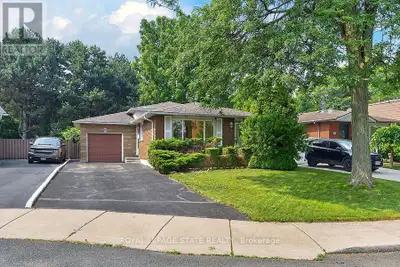 Amazing value on the Hamilton West Mountain! Tucked away on a quiet court in a family-friendly neigh...