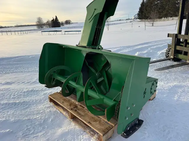 John Deere 1420,1435,1445,1565 54" snowblower in Snowblowers in Red Deer - Image 4
