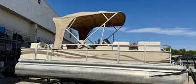 2000 Premier Alante 21 Fish is a versatile 21-foot pontoon boat manufactured by Premier Marine, spec...