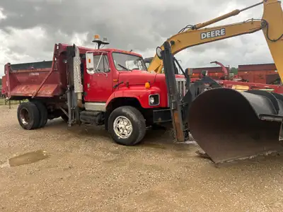 Welcome to Jeff Vanleer Farm Equipment 2001 international snow plow truck. Single axle. 107,000 km....
