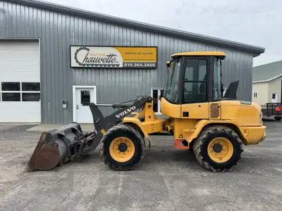 Loader 4x4 Automatique Cabine Godet et Fourches Attache Rapide Hydraulique Sortie Auxiliaire Finance...
