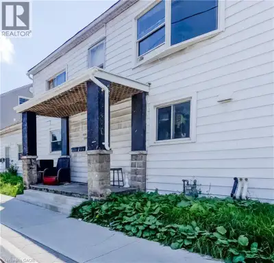 Excellent Investment Opportunity in Preston South! This fully rented and well-kept 5-unit multi-resi...
